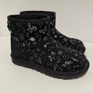 UGG Women's Classic Zodiac Short Boots Black 7‎ Suede
